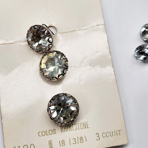 Thirty-Nine Assorted Antique And Vintage Rhinestone Buttons - Picture 8 of 16